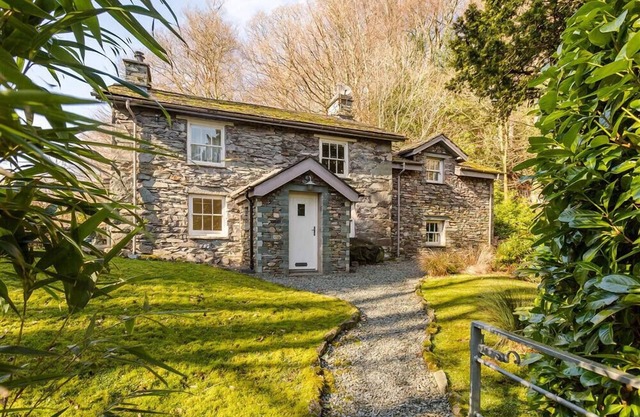 THIMBLE HALL, romantic, with open fire in Grasmere