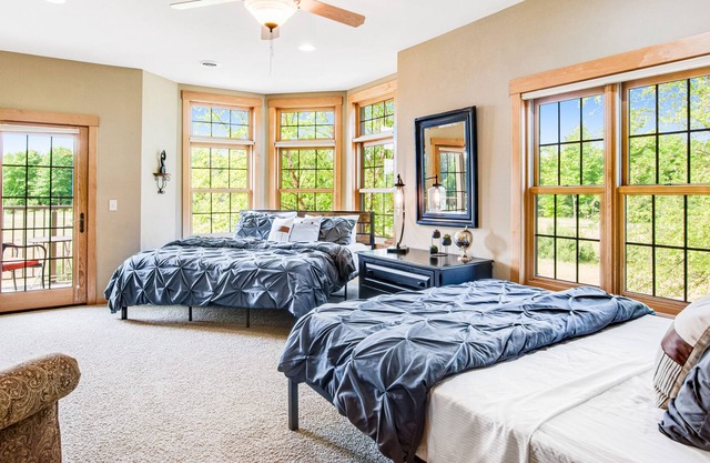 Third-floor studio with kitchenette, balcony, pool, hot tubs, & gym