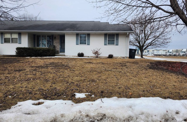 Draft home 5-bedroom house included with 4 parking spots 3 blocks from Lambeau