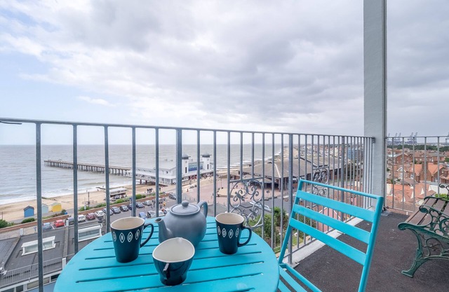 Cet appartement a une vue absolument incroyable sur le front de mer et la jetée.