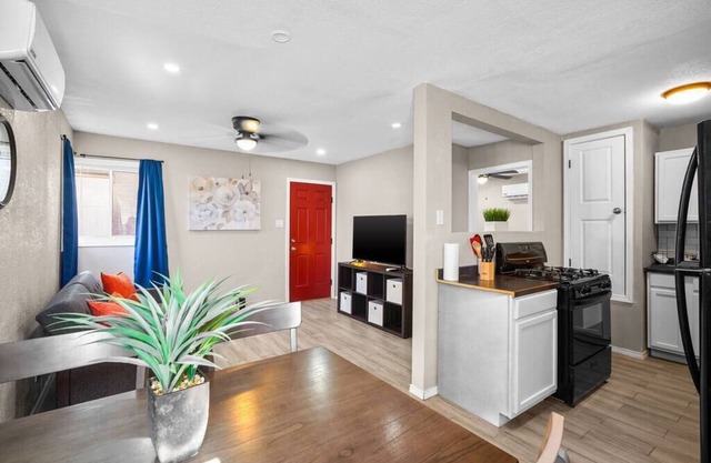 This apartment is a 1 bedroom(s), 1 bathrooms, located in El Paso, TX.