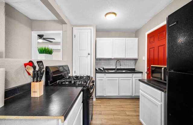 This apartment is a 1 bedroom(s), 1 bathrooms, located in El Paso, TX.
