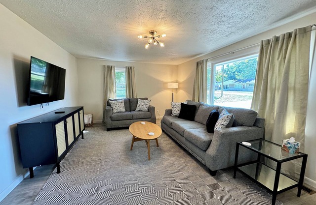 This apartment is a 3 bedroom(s), 1 bathrooms, located in Marion, IN.