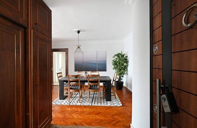 This apartment is a 3 bedroom(s), 1 bathrooms, located in Beşiktaş, İstanbul.