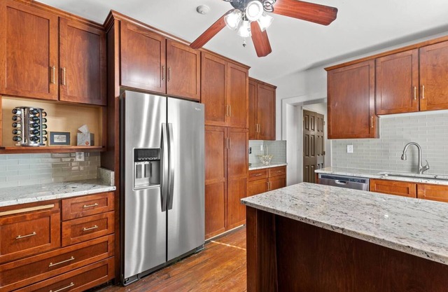 This apartment is a 5 bedroom(s), 2 bathrooms, located in Lexington, KY.