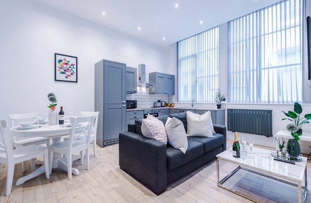 This apartment is a 2 bedroom(s), 2 bathrooms, located in Liverpool, .