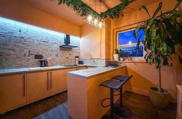 This apartment is a 3 bedroom(s), 1.5 bathrooms, located in Manchester, England.
