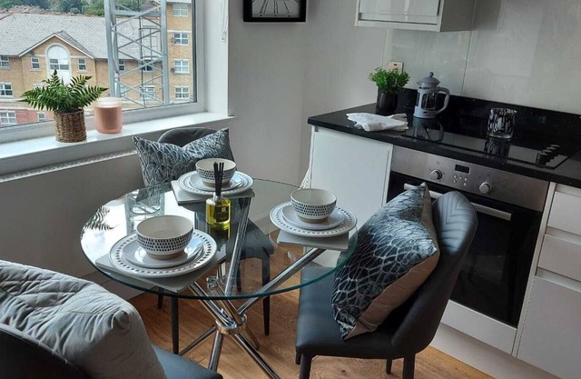 This beautiful 2 bed apartment in Croydon with access to roof terrace and BBQ facilities