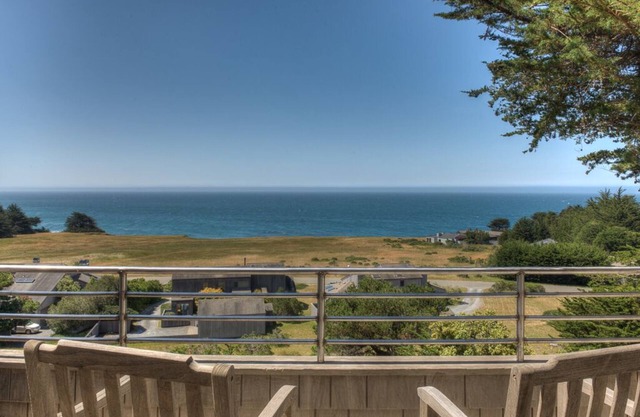 Cette maison joliment aménagée offre une vue spectaculaire sur l'océan