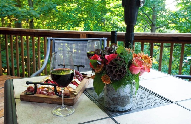 Adorable Log Cabin in Heart of Saugatuck