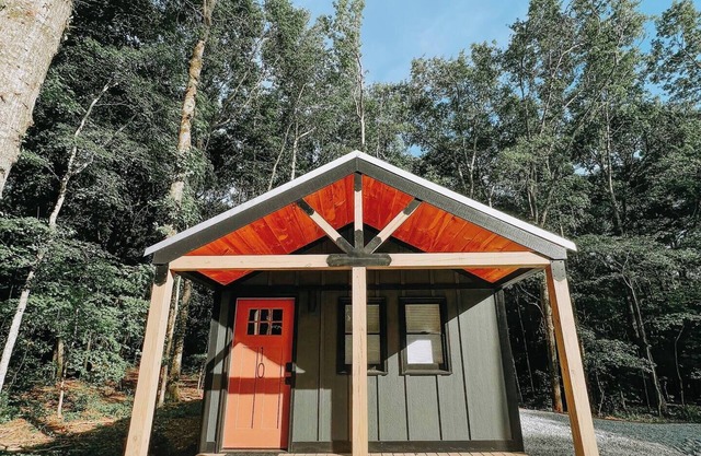 This campground is a 1 bedroom(s), 1 bathrooms, located in Hartwell, GA.