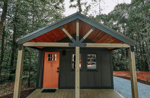 This campground is a 1 bedroom(s), 1 bathrooms, located in Hartwell, GA.