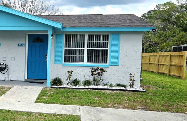 This centrally located unit offers full kitchen and washer-dryer machine.
