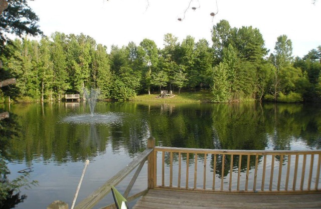 Ce charmant chalet confortable dispose d'un bain à remous privé, d'une terrasse pour la pêche.