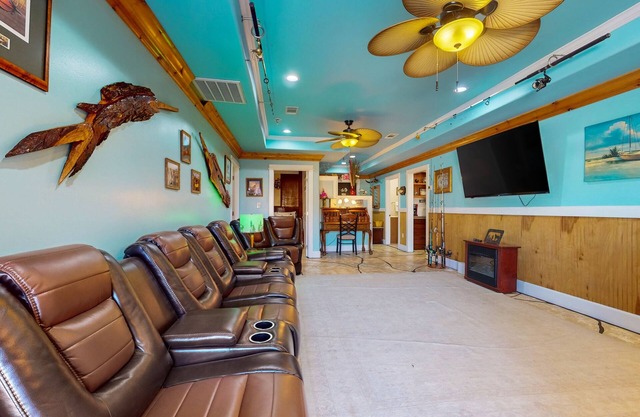 This charming lodge is the ticket to comfort & convenience, everything you need!