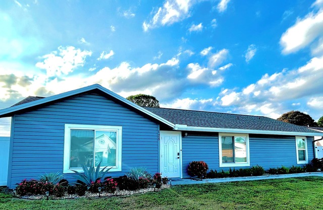 This Charming 3-bedroom house in Royal Palm Beach offers comfort and style!