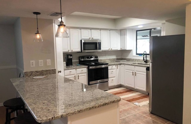 Lovely 3bed/2bath Apartment - Second floor unit!