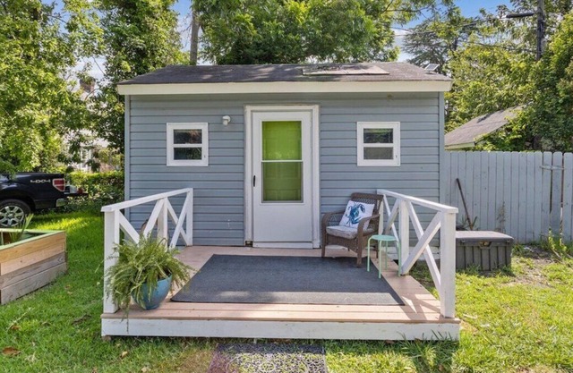 This cottage is a 0 bedroom(s), 1 bathrooms, located in Newport News, VA.