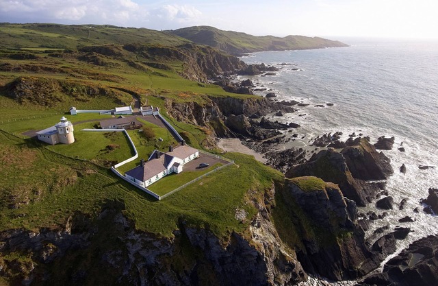 Ce cottage fait partie du site du phare de Bull Point, juste à l'extérieur du joli village de Mortehoe.