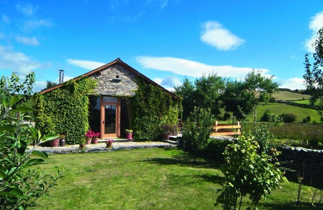 Cette conversion de grange individuelle offre une vue panoramique sur la campagne incroyablement belle.