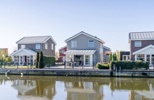 Cette maison d'île individuelle a son propre charme moderne. Le salon est situé au rez-de-chaussée.