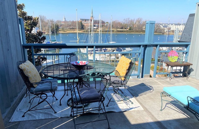Ce condo Eastport a une grande terrasse avec une vue imprenable sur Spa Creek et le centre-ville d'Annapolis. Profitez de la piscine communautaire et d'être à distance de marche de tous les merveilleux restaurants du centre-ville et d'Eastport