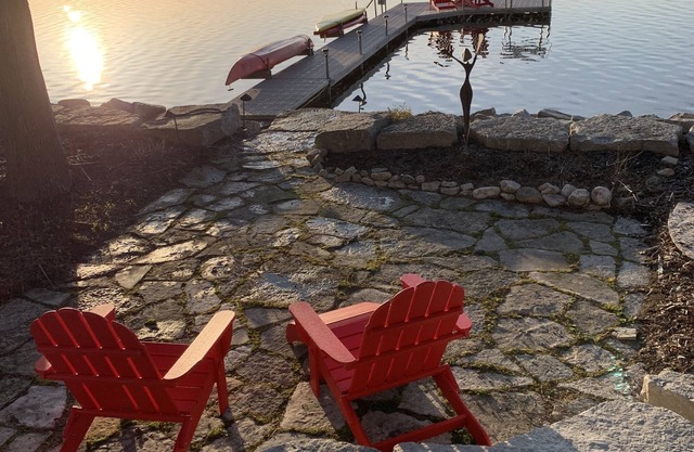 This family retreat offers the best of both worlds!