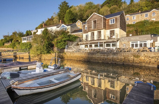 Cette maison de vacances est située au bord de l'eau dans le port de plaisance de Malpas