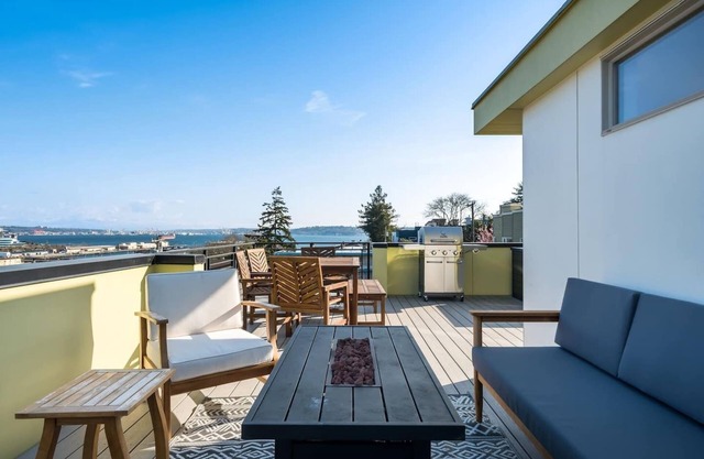 This house is a 3 bedroom(s), 3.5 bathrooms, located in Seattle, WA.