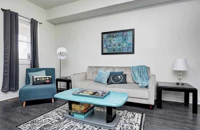 This house is a 2 bedroom(s), 2 bathrooms, located in Indianapolis, IN.