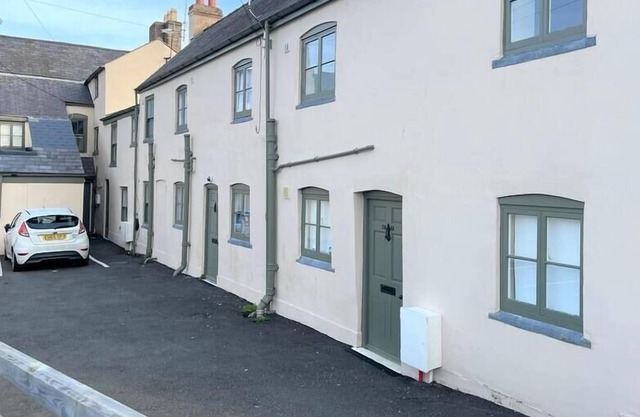 This house is a 1 bedroom(s), 1 bathrooms, located in Flintshire, Wales.