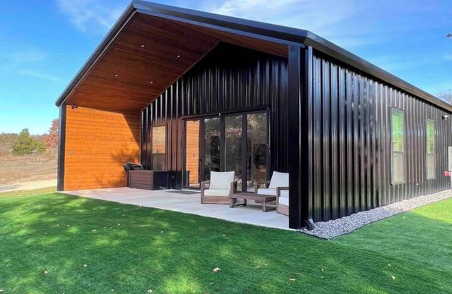 This house is a 2 bedroom(s), 2 bathrooms, located in Nocona, TX.