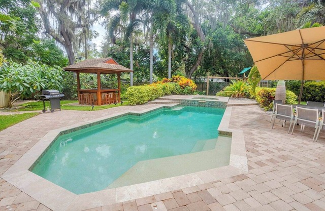 This house is a 2 bedroom(s), 2 bathrooms, located in Largo, FL.