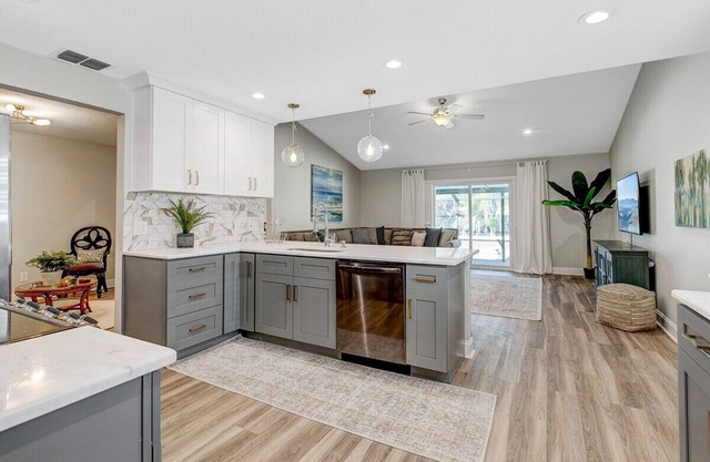 This house is a 3 bedroom(s), 2 bathrooms, located in Valrico, FL.