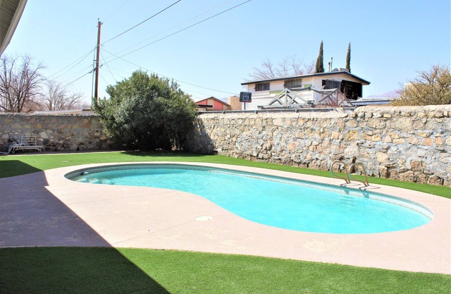 El Chuco Modern MidCentury home w / POOL à côté de Franklin Mountains & 15 m Downto