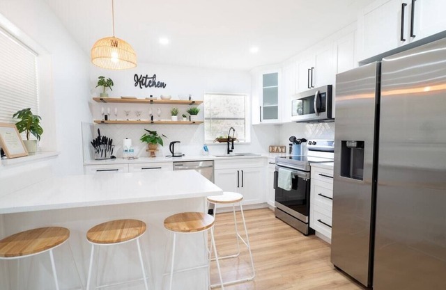 This house is a 4 bedroom(s), 2 bathrooms, located in St. Petersburg, FL.