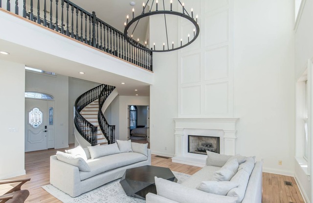 This house is a 5 bedroom(s), 5.5 bathrooms, located in Lexington, KY.
