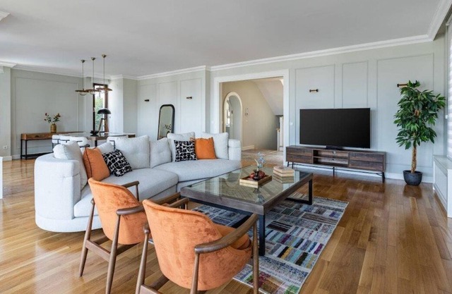 This house is a 5 bedroom(s), 4.5 bathrooms, located in Sarıyer, İstanbul.