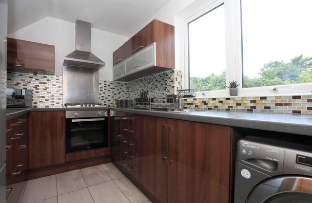 This house is a 5 bedroom(s), 2.5 bathrooms, located in Peterborough, England.