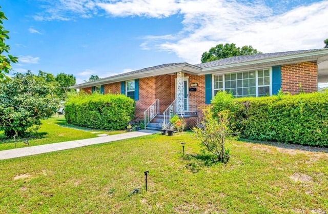 This house is a 6 bedroom(s), 3 bathrooms, located in Pensacola, FL.