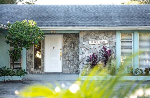 This house is a 7 bedroom(s), 4.5 bathrooms, located in Largo, FL.
