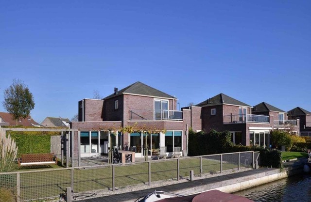 Cette maison est entièrement entourée d’une clôture et est équipée d’un trampoline, idéal pour les e