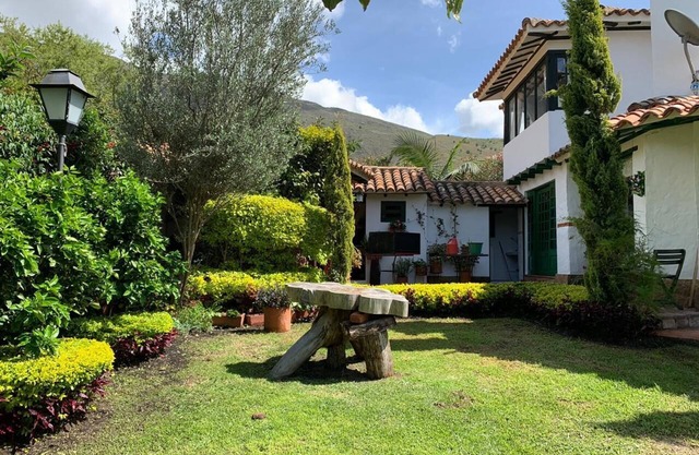 Cette maison est située à 8 pâtés de maisons du centre historique et de la place principale