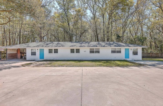 This house is a 3 bedroom(s), 1 bathrooms, located in North Charleston, SC.