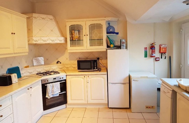 Ceci est une incroyable maison entière avec 5 chambres pour 10 personnes.