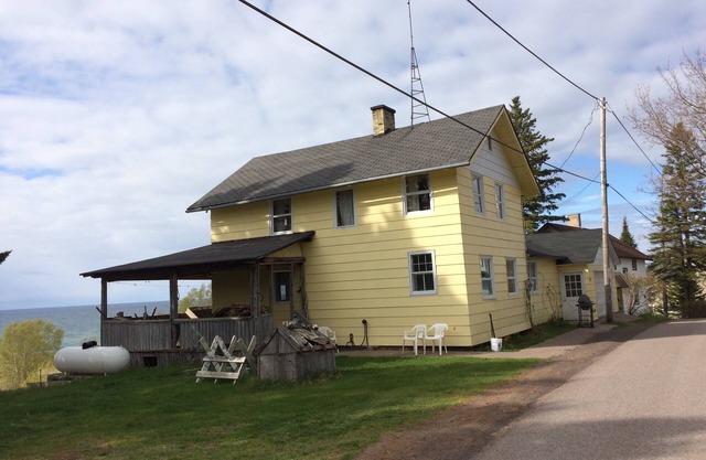 Ceci est notre camp familial surplombant le lac Supérieur