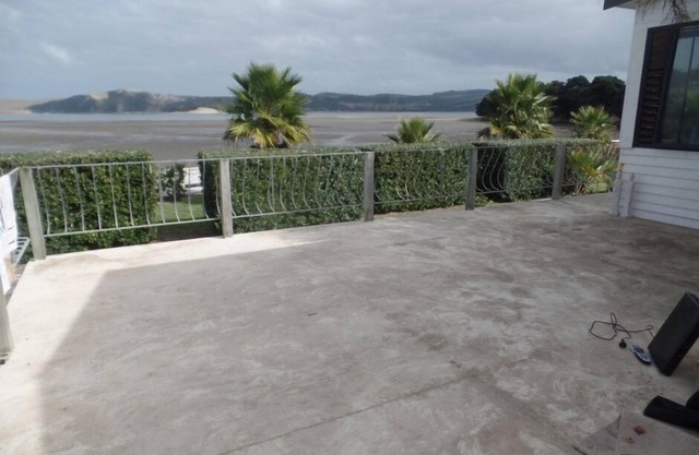C'est le seul bach de kiwi immaculé au bord de l'eau!