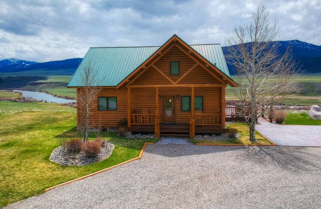 This Large, Friendly Home Offers Private Madison River Access/Views 4+4 Near YNP