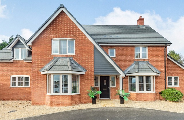 5 bedroom accommodation in Kingston Bagpuize, near Abingdon
