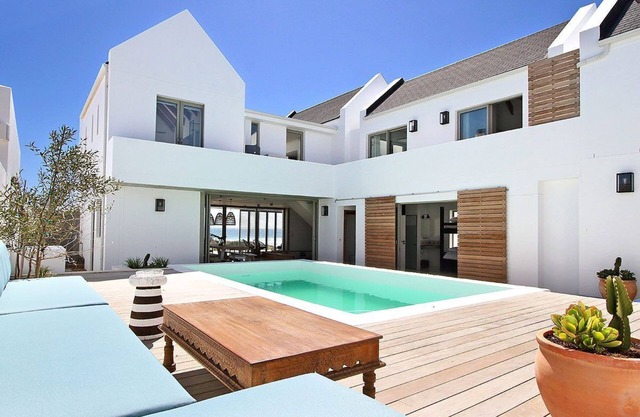 Cette luxueuse villa située directement sur la plage de Britannia Bay constitue une évasion idéale.
